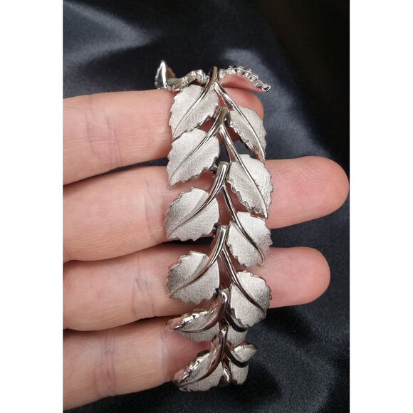 Vintage 1950s Trifari Silver-Tone Leaf Motif Bracelet For Women - Picture 4 of 5